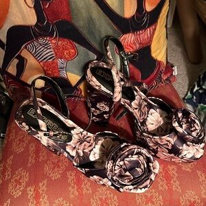 The beautiful sophistication in chocolate brown, and pink flowers chunked heels!